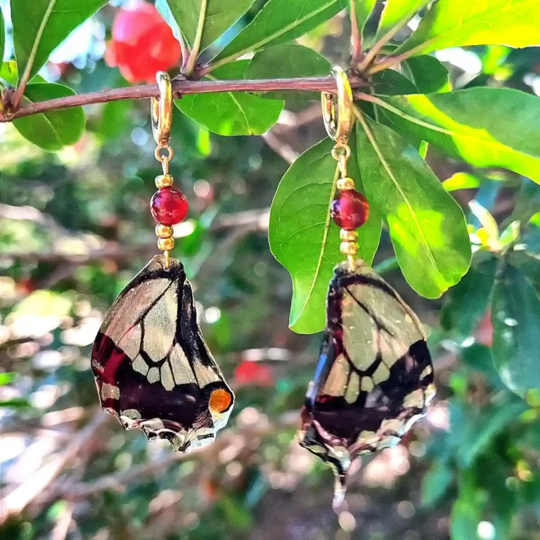 Boucles d'oreilles avec ailes de papillon Papilio machaon dans résine et pierre agate rouge.