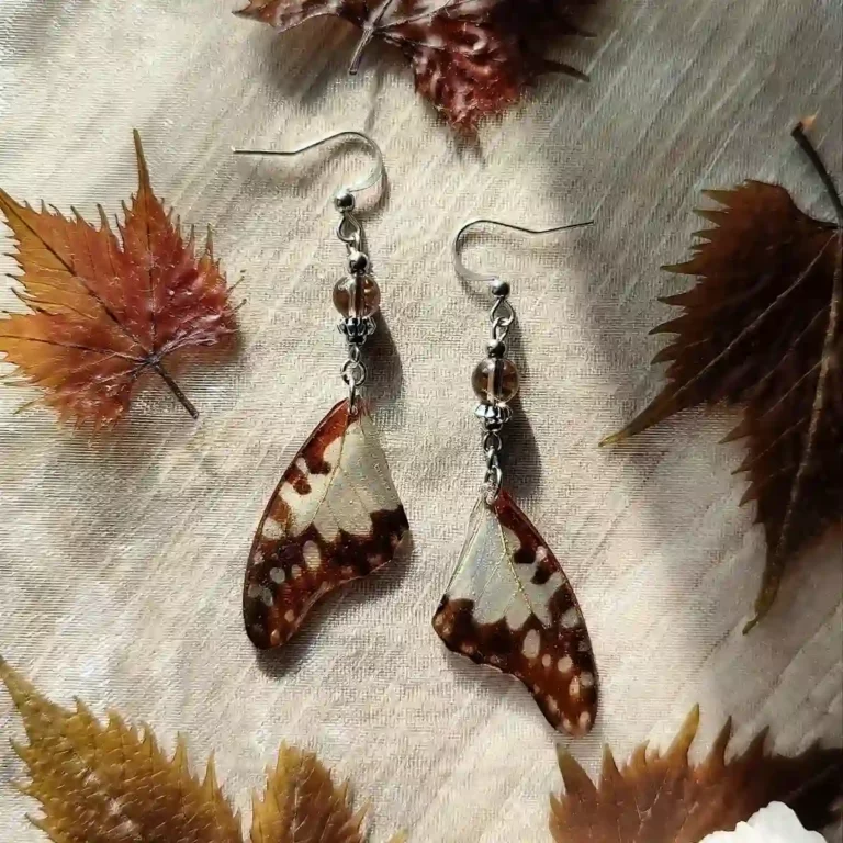 Boucles d'oreilles pendantes avec ailes de papillon Graphium angolanus dans résine et quartz fumé.