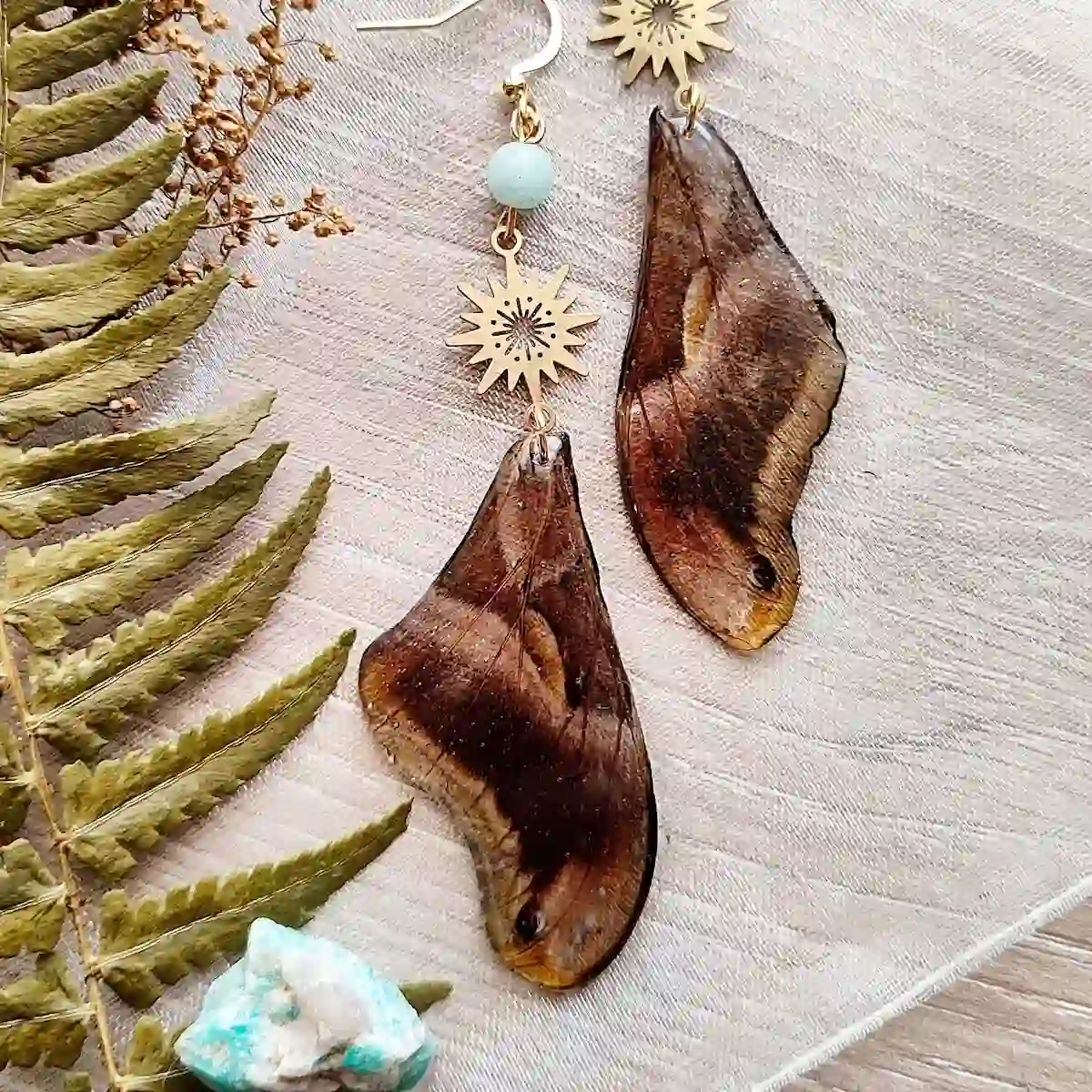 Boucles d'oreilles pendantes avec papillon Bombyx dans résine et pierre amazonite.