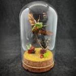 Cloche entomologique avec scarabée cétoine Stephanorrhina guttata, décoré de fleurs et de jaspe rouge.