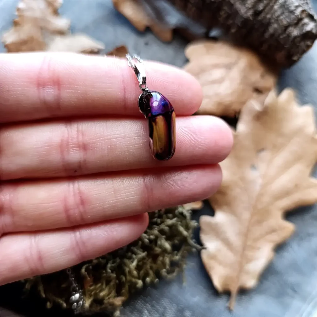 Collier avec pendentif en résine époxy contenant une cétoine Chlorocala africane.