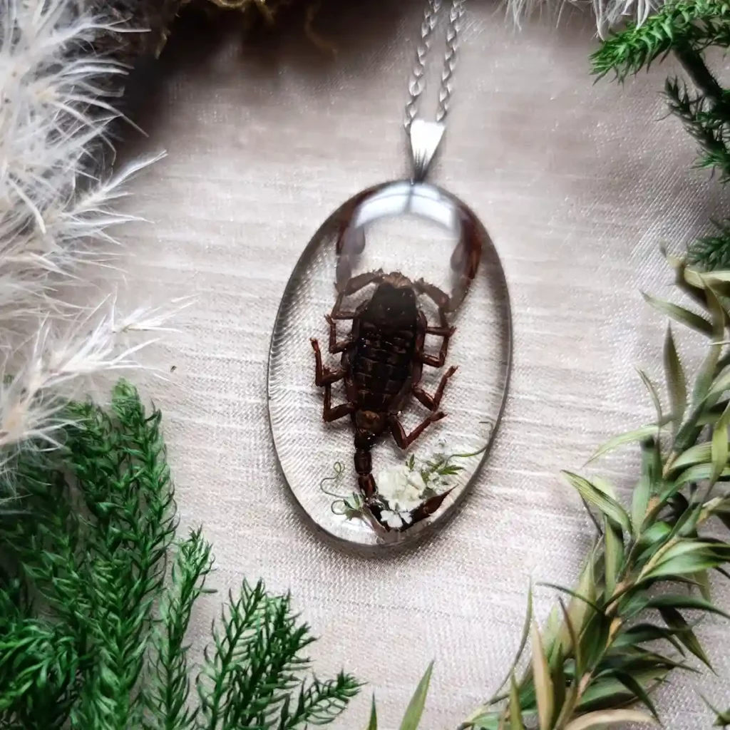 Collier en entomologie avec pendentif en résine époxy contenant un scorpion.