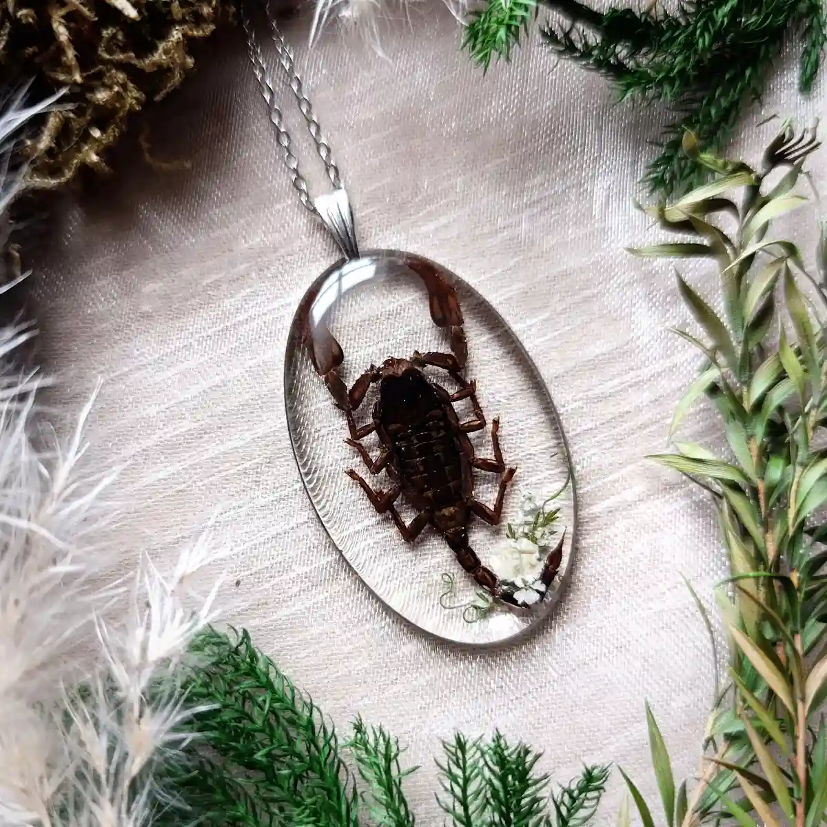 Collier en entomologie avec pendentif en résine époxy contenant un scorpion.