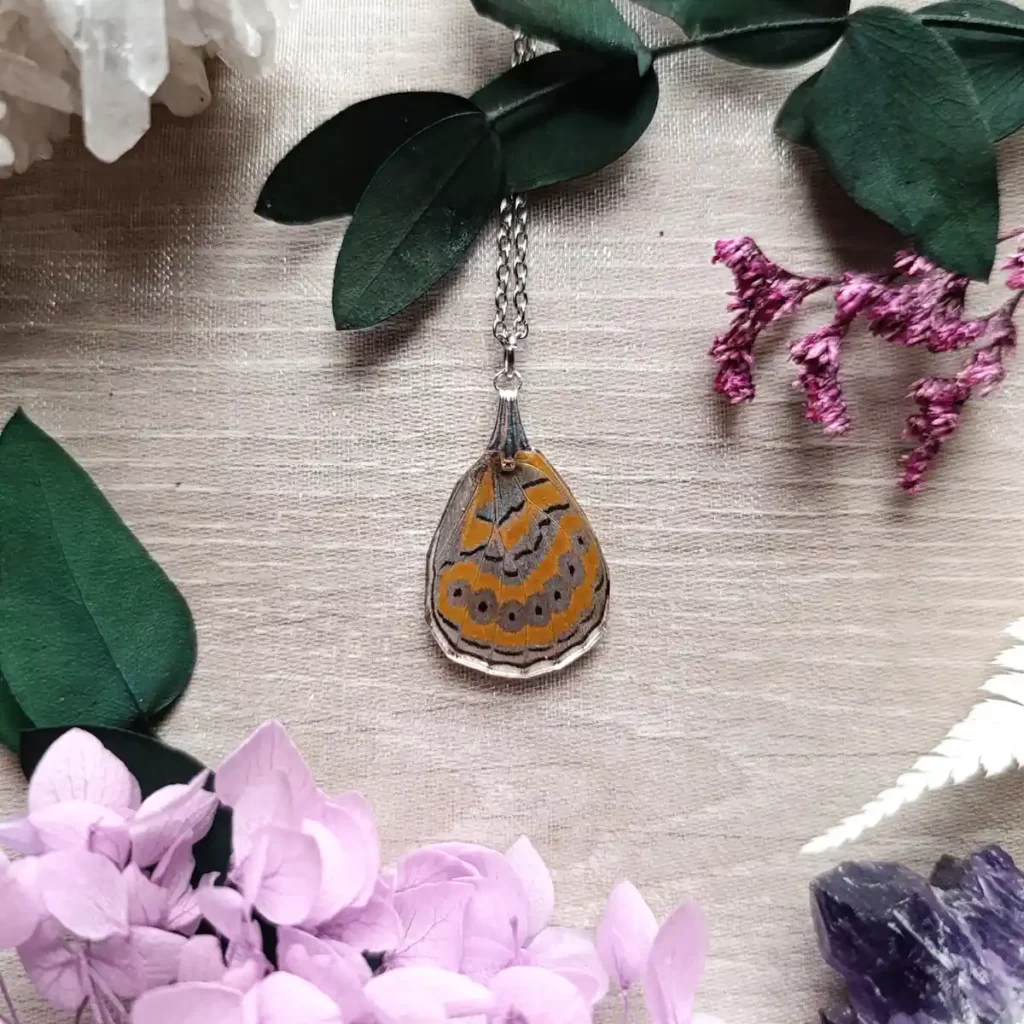 Collier avec pendentif en résine contenant un specimen de Seveniapechueli.