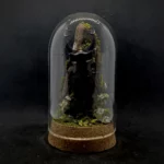 Cloche entomologique en verre avec lucane cerf-volant Lucanus cervus sur diorama naturel de mousses et bois