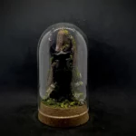 Cloche entomologique en verre avec lucane cerf-volant Lucanus cervus sur diorama de mousses et bois