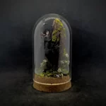 Cloche entomologique en verre avec lucane cerf-volant Lucanus cervus sur diorama de mousses et bois